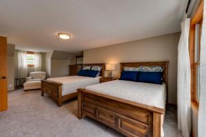um quarto com 2 camas e uma cadeira em Waverly Vacation Rental with Game Room and Patio! em Waverly