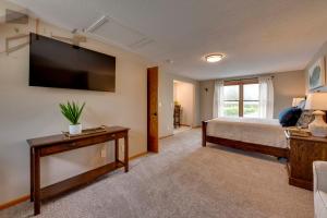 um quarto com uma cama e uma grande televisão de ecrã plano em Waverly Vacation Rental with Game Room and Patio! em Waverly