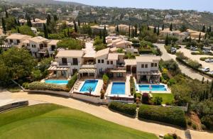 Výhled na bazén z ubytování Golf Villa in Aphrodite Hills HG07 nebo okolí