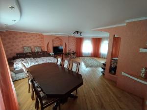 Posezení v ubytování Гостьовий будинок + 27 fotografií
