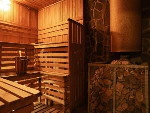 uma sauna de madeira com um aquecedor e um candeeiro em LiVEMAX RESORT Hakone Sengokuhara em Hakone