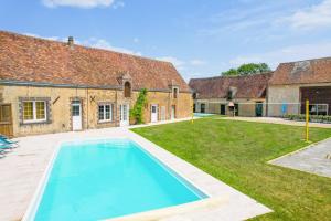 una gran piscina en el patio de una casa en So Villa La Girardiere 28 - Heated pool - Basket - Jacuzzi - 2h Paris - 30 beds en La Loupe