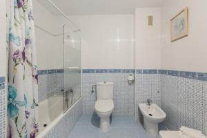 łazienka z toaletą, umywalką i prysznicem w obiekcie Vacaciones Sol y Playa w mieście Puerto de Mazarrón +13 zdjęć