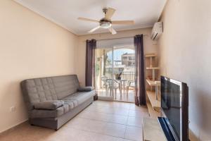 salon z kanapą i telewizorem w obiekcie Vacaciones Sol y Playa w mieście Puerto de Mazarrón