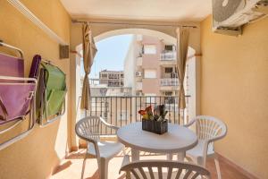 balkon ze stołem i krzesłami na balkonie w obiekcie Vacaciones Sol y Playa w mieście Puerto de Mazarrón