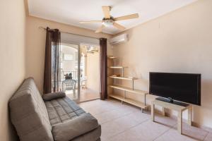 salon z kanapą i telewizorem z płaskim ekranem w obiekcie Vacaciones Sol y Playa w mieście Puerto de Mazarrón