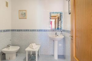 łazienka z umywalką i toaletą w obiekcie Vacaciones Sol y Playa w mieście Puerto de Mazarrón