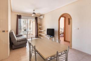 Telewizja i/lub zestaw kina domowego w obiekcie Vacaciones Sol y Playa