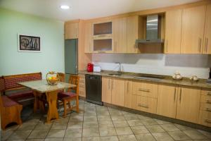 A kitchen or kitchenette at CASA BELAI