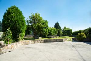 A garden outside CASA BELAI