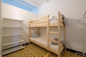 a small room with bunk beds and a window at Rosario 2 in Vinarós