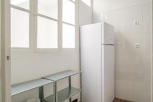 uma cozinha com um frigorífico e uma janela em Rosario 2 em Vinarós