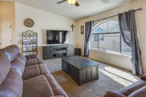 uma sala de estar com um sofá e uma televisão de ecrã plano em Lake Havasu City Vacation Rental 4 Mi to Lake em Lake Havasu City