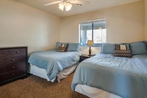 um quarto com 2 camas e uma cómoda e uma janela em Lake Havasu City Vacation Rental 4 Mi to Lake em Lake Havasu City