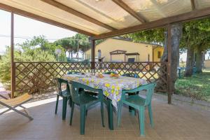 una mesa con sillas y un mantel en el patio en Il Pino - appartamento Ciliegio, en Cecina