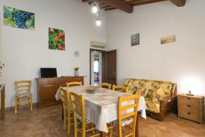 comedor con mesa y sillas en Il Pino - appartamento Ciliegio, en Cecina