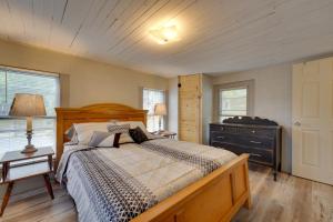 Ένα ή περισσότερα κρεβάτια σε δωμάτιο στο Charming Emporium Home Near Hiking Trails!