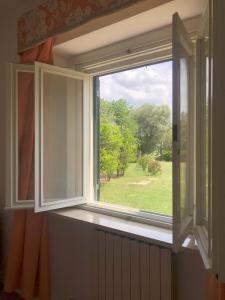 una ventana abierta con vistas a un patio en Villa Francesca - Camere con giardino en Castellaneta
