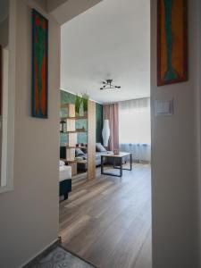 einen offenen Flur mit einem Wohnzimmer und einem Schlafzimmer in der Unterkunft Dream Team Bocianowo in Bydgoszcz