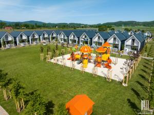 - une vue aérienne sur une aire de jeux dans un complexe dans l'établissement Holiday Park & Resort Cieplice Zdrój, à Jelenia Góra