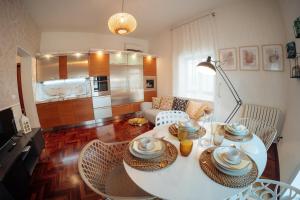 uma sala de estar com uma mesa branca e cadeiras em Suite 51 Luxury home em Pescara