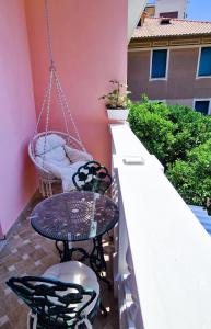 patio con mesa y sillas en el balcón en Varigotti Tropical Garden - full floor apartment en Varigotti