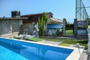 Bazén v ubytování Guest House ERIDA nebo v jeho okolí