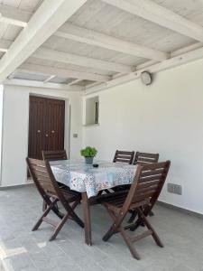 tavolo da pranzo con sedie e tavolo di Villa Claudia - appartamento A a Corazzello