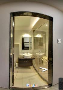 W łazience znajduje się umywalka i lustro. w obiekcie Hotel Signature w mieście Ichalkaranji