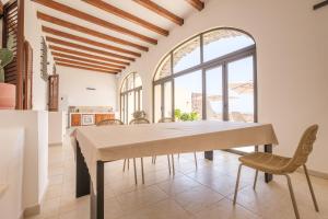 Una cocina y un comedor con mesa y sillas. en Villa Chiara, en Lipari