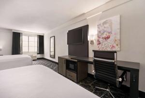 ein Hotelzimmer mit 2 Betten und einem Schreibtisch in der Unterkunft La Quinta by Wyndham Hesperia Victorville in Hesperia