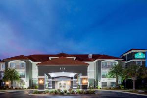 a rendering of a hotel at night at La Quinta by Wyndham Savannah Airport - Pooler in Savannah