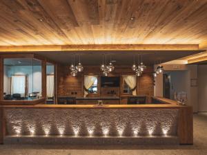 Ο χώρος του lounge ή του μπαρ στο Hotel Crozzon