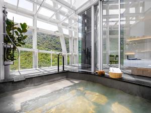 礁溪鄉的住宿－風華渡假酒店-礁溪館，带浴缸的大窗户