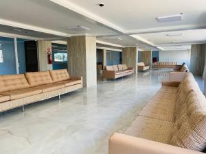 een lobby met banken en tafels in een gebouw bij Spazzio diRoma c acesso ACQUA PARK SPLASH - Vacia Temporada in Caldas Novas
