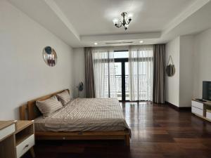um quarto com uma cama e uma televisão em Paradise Home Royal City em Hanói