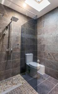 Koupelna v ubytování Tiny Badamier Blanc appartement 4 étoiles 2 à 4 personnes piscinelle chauffée