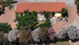 una vista aérea de una casa con jardín en Luna & Sole, en Santa Maria la Palma