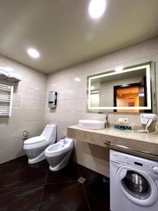 ein Badezimmer mit einem Waschbecken, einem WC und einem Spiegel in der Unterkunft Dreamland Oasis Chakvi apartment 1406 in Chakvi