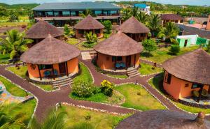 eine Luftansicht eines Resorts mit Strohdächern in der Unterkunft Lemon Beach Resort in Elmina