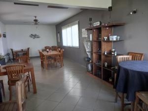 uma sala de jantar com mesas e cadeiras de madeira em Villa Belza et Spa em Saint-Pierre