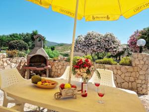 una mesa con un bol de fruta y una sombrilla en Luna & Sole, en Santa Maria la Palma