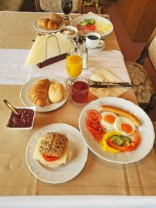 - une table avec des assiettes de petit-déjeuner dans l'établissement Landhotel Westerwaldgrill, à Höhn