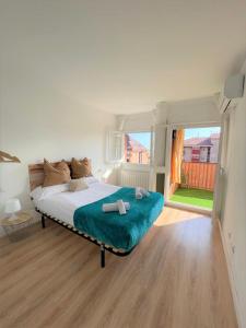 um quarto com uma cama e uma grande janela em Apartamento Con Piscina y Gran Terraza con Vistas - Muy cerca de la playa, el centro y la estación em Vilassar de Mar