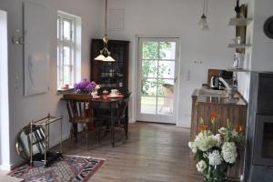 Kuchyň nebo kuchyňský kout v ubytování Zauberhaftes englisches Cottage am Gutshaus