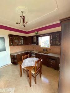 cocina con mesa de madera, mesa y sillas en Villa Tani Ksamil, en Ksamil