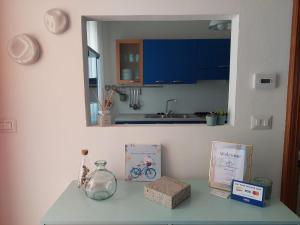encimera de cocina con estante y espejo en Casetta Mia - Holiday Family House, en Santarcangelo di Romagna