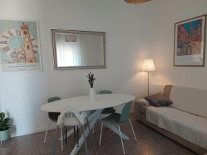sala de estar con mesa y sofá en Casetta Mia - Holiday Family House, en Santarcangelo di Romagna