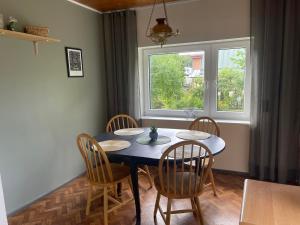 uma sala de jantar com uma mesa e cadeiras e uma janela em Merelähedane peremaja Pärnus em Pärnu