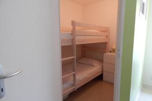 ein Schlafzimmer mit Etagenbetten in einem Zimmer in der Unterkunft Quiet cocoon near the city centre in Gérardmer